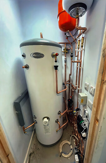 https://perthhotwaterservices.com.au/uploads/2025/06/gas-hot-water-system-11703.jpg